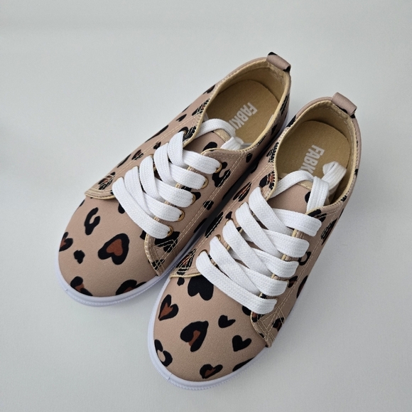 FabKids Tan Leopard Heart Sneaker. Size 1. New. - Picture 3 of 6
